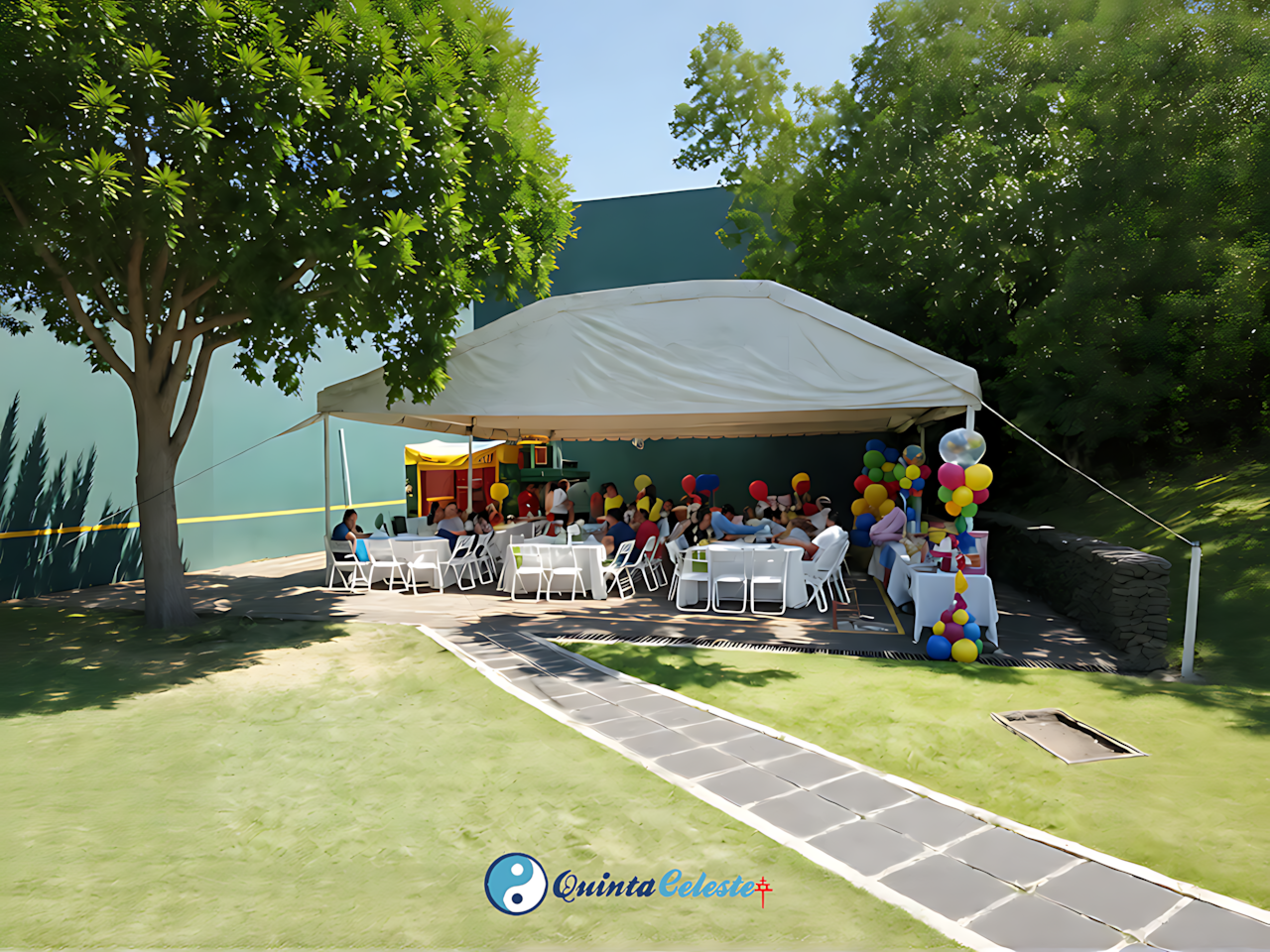 Carpa elegante para eventos y zona de frontón en Quinta Celeste, espacio cubierto para bodas, graduaciones y eventos empresariales.