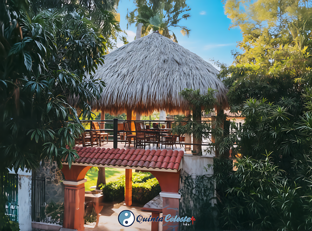 Comedor al Aire Libre en Palapa | Desayunos y Cenas con Encanto Palapa con mesa de cristal y sillas de mimbre para comer al aire libre en Quinta Celeste, desayuno en renta vacacional.