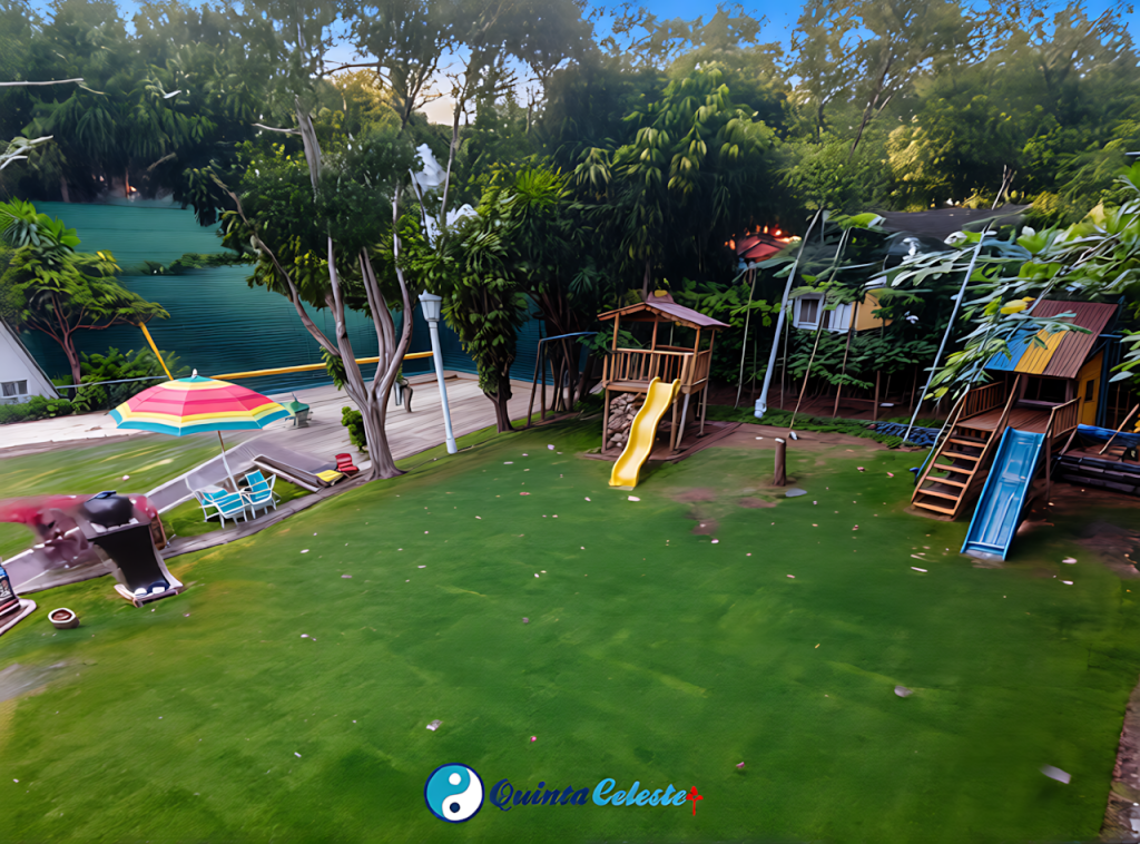 Zona de Juegos Infantiles | Diversión Segura para los Niños Parque infantil y casita del árbol en jardines de Quinta Celeste, quinta familiar segura con áreas para niños.