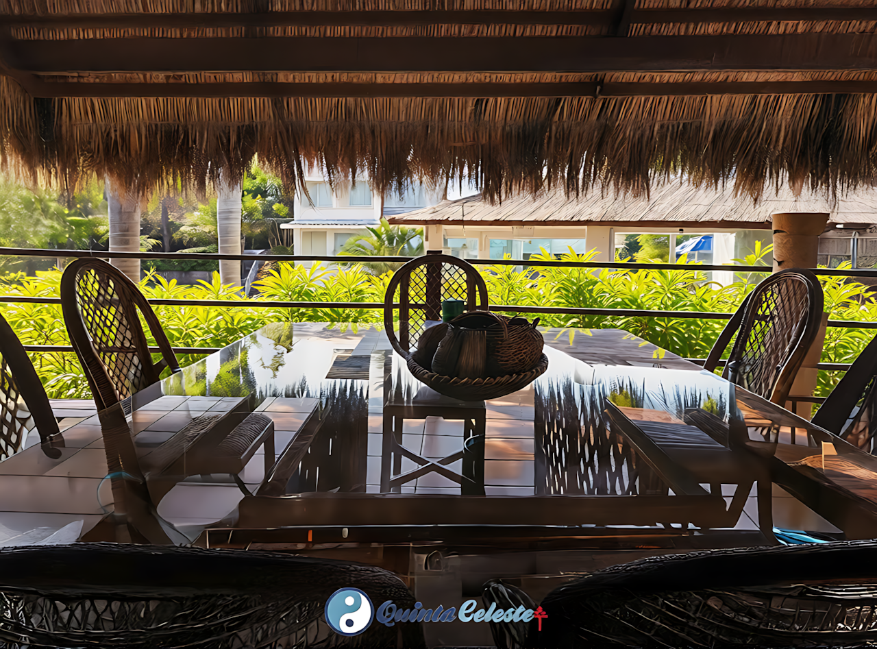 Mesa de cristal elegante con sillas de mimbre en palapa cerrada, comedor para cenas formales en eventos de Quinta Celeste.